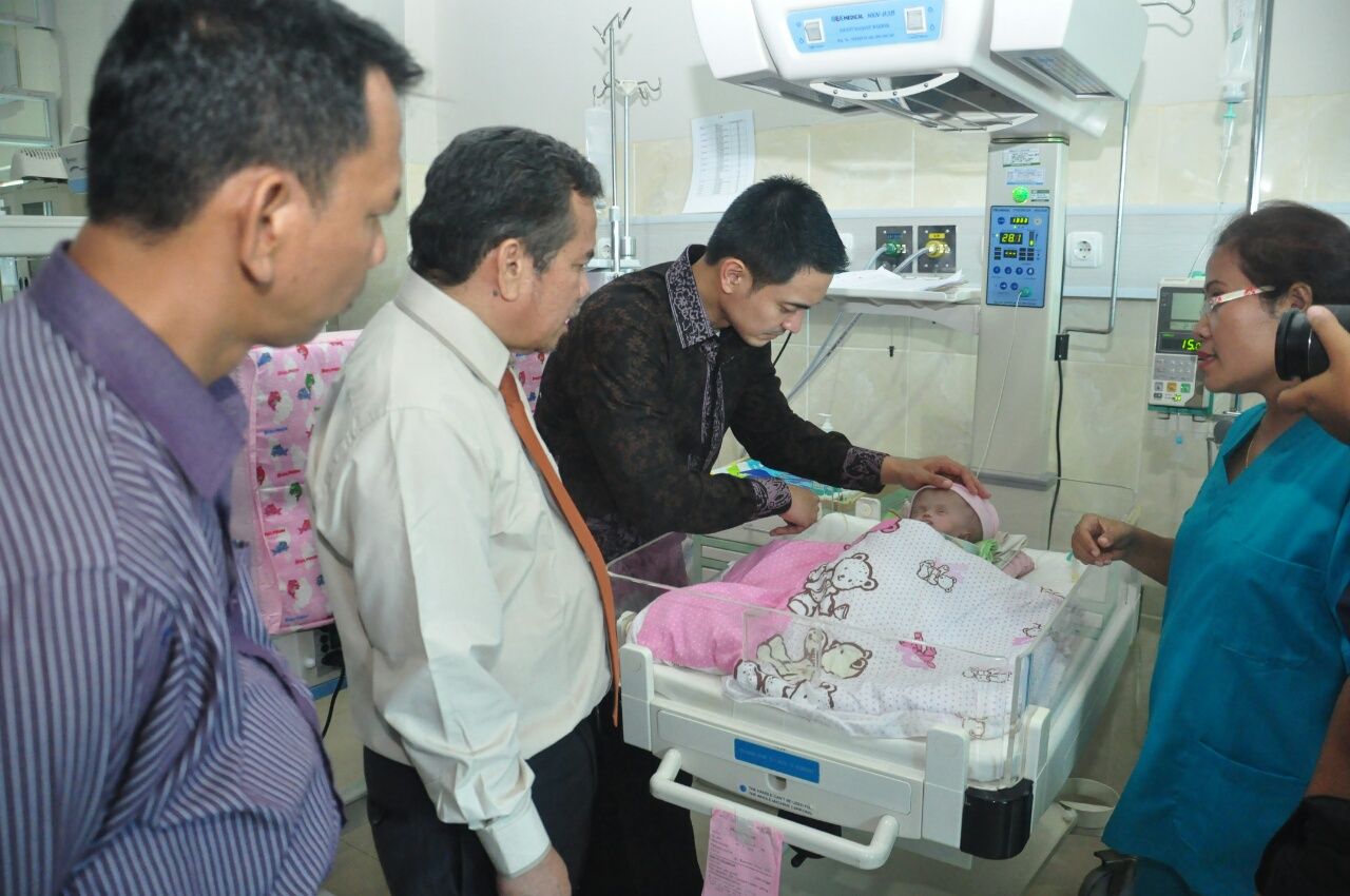 Foto: Gubernur Jambi menjenguk anak penderita Hidrosefalus (Muhamad Usman/detikcom)