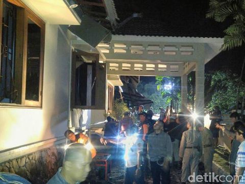 Kondisi rumah yang terkena longsor (Foto: Angling Aditya Purbaya/detikcom)