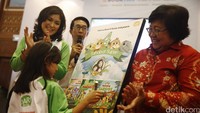 Menteri LHK, Siti Nurbaya bakar terlihat hadir di acara peluncuran buku 4 Sahabat Super.