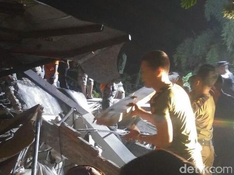 Kondisi rumah yang terkena longsor (Foto: Angling Aditya Purbaya/detikcom)