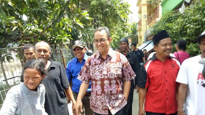 Anies Baswedan Menyapa Warga Rawa Badak yang Terancam Digusur