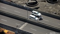 Pemotor melintas di Jalan Layang Non-tol Tanah Abang-Kampung Melayu.