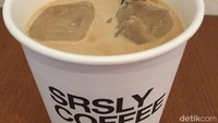 Iced latte disajikan dalam cangkir kertas dengan tambahan es batu. Cita rasa pahit espresso begitu terasa sehingga cocok bagi pencinta kopi.