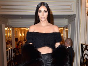 Kim dan Khloe Kardashian Pamer Bokong di Pemotretan Majalah Jerman