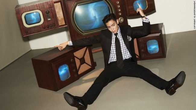 Rapper BIGBANG, T.O.P pernah mengalami obesitas sebelum masuk ke industri musik. Demi diterima sebagai trainee, dia hanya mau makan agar-agar yang terbuat dari kacang merah. Berat badannya memang turun drastis tapi menyiksa tubuh sehingga kini dia tidak mau lagi diet ekstrem. Foto: #TTTOP auction highlights/CNN