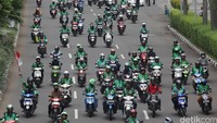 Sejak berkumpul di Jalan Asia Afrika, Jakarta, Senin (3/10/2016), massa driver Go-Jek tengah bersiap menuju Kemang.