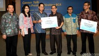 Presiden Direktur BCA Jahja Setiaatmadja menyerahkan beasiswa secara simbolis kepada Rektor Universitas Indonesia Muhammad Anis di kampus UI, Depok, Jawa Barat, Sabtu (1/10/2016). Ist/BCA.