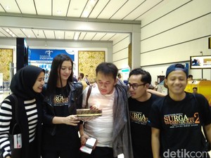 Hanung Dapat Kejutan dari Raline Shah Jelang Syuting SYTD2 di Budapest