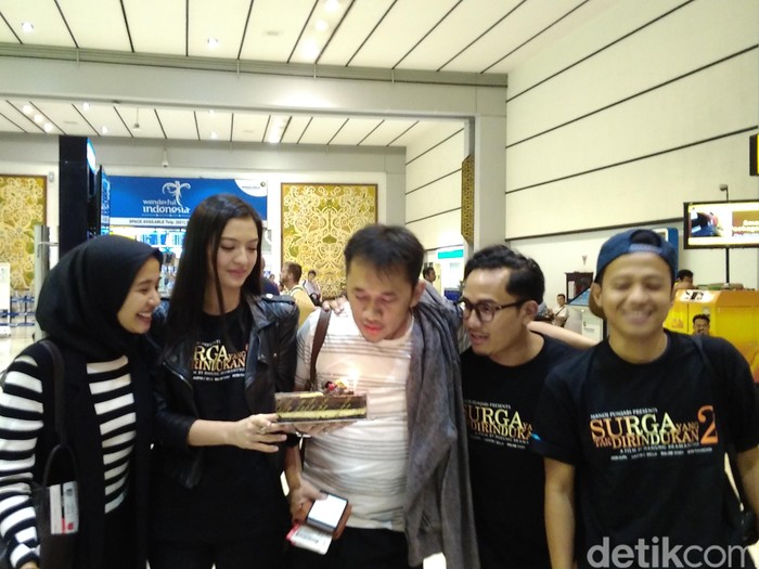 Hanung Dapat Kejutan dari Raline Shah Jelang Syuting SYTD2 di Budapest