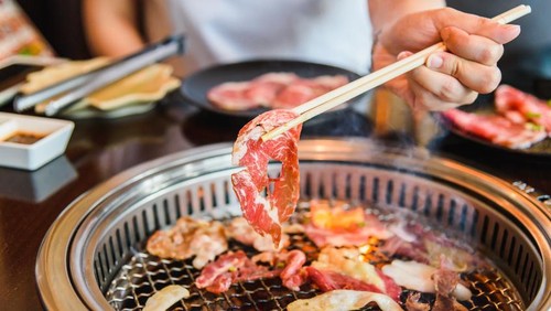 3 friend have dinner