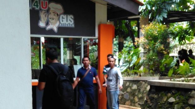 Petugas melakukan pemeriksaan di kafe SG (Foto: Dok Imigrasi Depok)