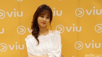 Lawan main Taecyeon 2 PM itu terlihat mengenakan blus putih yang memperlihatkan bahu indahnya serta rok merah dan heels bermotif bunga. Raisha Anazga/detikHOT.
