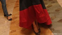 Bintang film Sabtu Bersama Bapak itu tampil dengan dress merah-hitam dan heels hitam. Pool/Gus Mun/detikFoto.