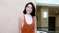 Ia tampil dengan jumpsuit coklat dan blus putih serta heels merah. Pool/Ismail/detikFoto.