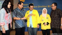 Presiden Direktur BCA Jahja Setiaatmadja (dua dari kiri) didampingi GM Corporate Social Responsibility BCA Ingesetiawati (kiri) berbincang dengan mahasiswa peraih beasiswa dan Rektor UI Muhammad Anis (kanan). Ist/BCA.