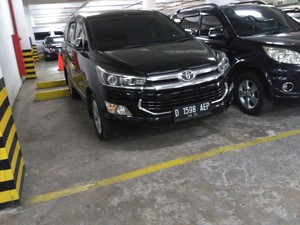 Mobil Dinas Baru Milik Anggota DPRD Jabar Mejeng di Parkiran Kantor Dewan