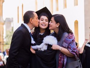 Orang Tua Beri Banyak Pandangan bagi Maudy Ayunda Tentukan Masa Depan