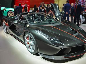Ferrari LaFerrari Atap Terbuka Disapa Aperta
