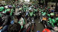 Driver Go-Jek berkonvoi menuju kantor PT Go-Jek Indonesia di Jl Kemang Selatan, Jakarta Selatan.