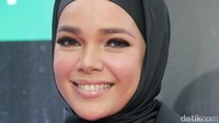 Dewi melengkapi penampilannya itu dengan make-up natural dan pulasan lipstik berwarna pucat. Pool/Ismail/detikFoto.
