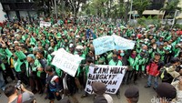 Ini penampakan ribuan driver Go-Jek di depan kantor PT Gojek Indonesia di Jalan Kemang Selatan, Jakarta Selatan, Senin (3/10/2016).