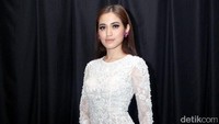 Sedangkan Jessica Iskandar tampil fierce dengan dress putih ketat. Pool/Ismail/detikFoto.