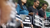 Ayah Dolfina Abuk, Petrus Bouk (kanan) dan ayah Yufrinda Selan, Metusalak Selan (dua dari kanan) hadir dalam aksi tersebut. Dolfina Abuk dan Yufrinda Selan adalah TKW asal NTT yang tewas di Malaysia. Kedua TKW tersebut diduga menjadi korban human trafficking atau tindak pidana perdagangan orang (TPPO).