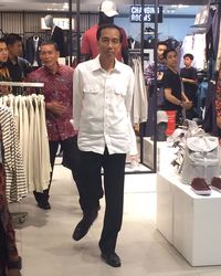Jokowi terlihat seperti biasa saat jalan-jalan ke mal.