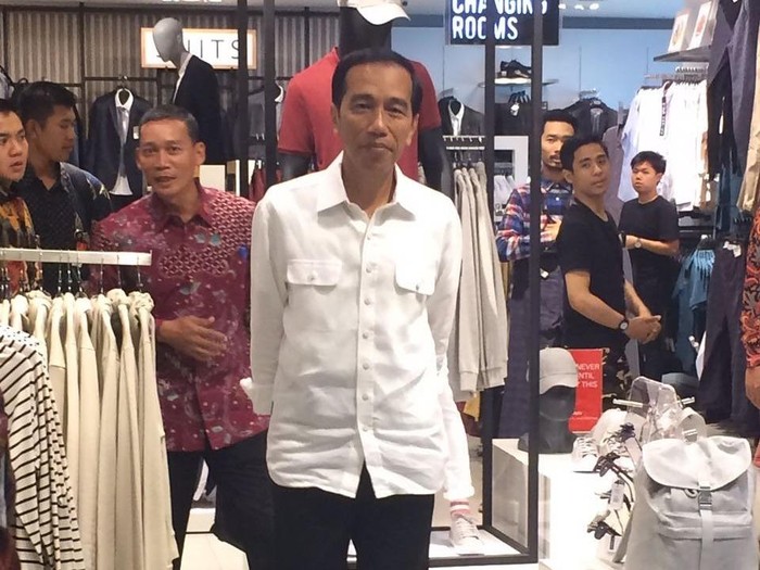 Saat Jokowi Temani Anaknya Jalan-jalan di Mal