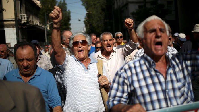 Kakek-kakek di Yunani Demo Pemotongan Pensiun, Polisi Tembakkan Gas Air Mata