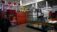 Seorang pengunjung melintas di depan kios yang telah tutup.