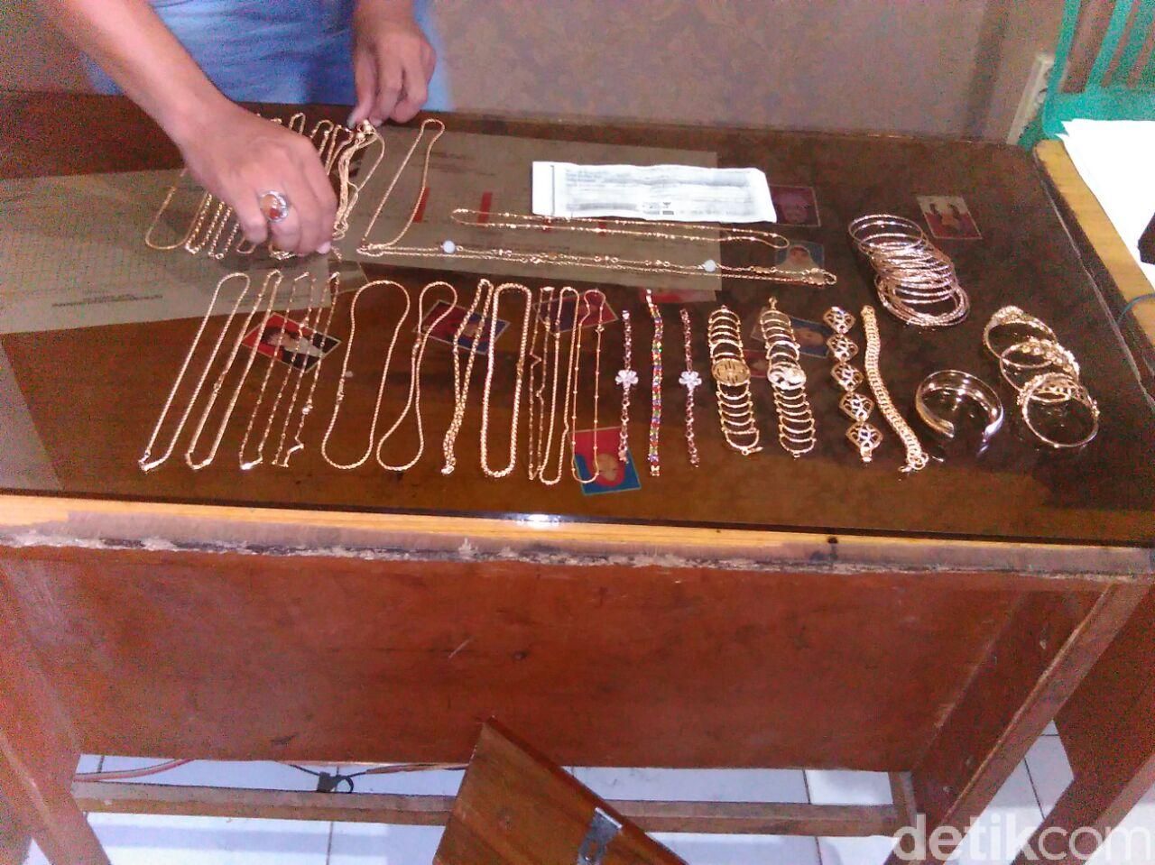 Kotak dari Dimas Kanjeng untuk Kasianto Berisi Jimat dan Kotak dari Dimas Kanjeng untuk Kasianto Berisi Jimat dan