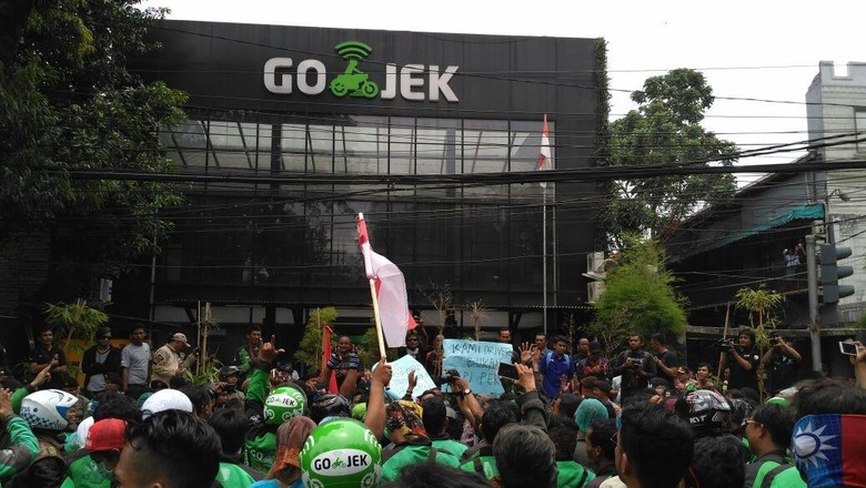 Ribuan Driver Demo di Kantor Gojek, Lalin Kemang Jaksel Macet Parah Ribuan Driver Demo di Kantor Gojek, Lalin Kemang Jaksel Macet Parah