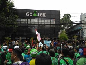 Ribuan Driver Demo di Kantor Gojek, Lalin Kemang Jaksel Macet Parah