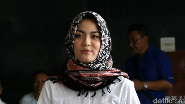 Dicecar Asal-usul Mobil Jaguar, Istri Sanusi: Tahu-tahu Sudah Ada Dicecar Asal-usul Mobil Jaguar, Istri Sanusi: Tahu-tahu Sudah Ada
