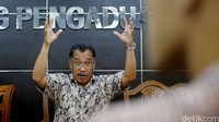 Koordinator Desk Kebebasan Beragama dan Berkeyakinan Jayadi Manik memaparkan laporan Komnas HAM dengan bersemangat.
