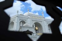 Pesona Masjid Ramlie Musofa yang Mirip Taj Mahal