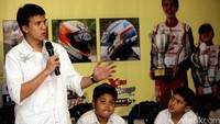 Silvano Christian memberikan keterangan pers. Pebalap tersebut mengamankan tiket ke grand final Sarno Italia setelah menjuarai Kejurnas Karting 2016 dan juga menjadi juara AMC Malaysia.