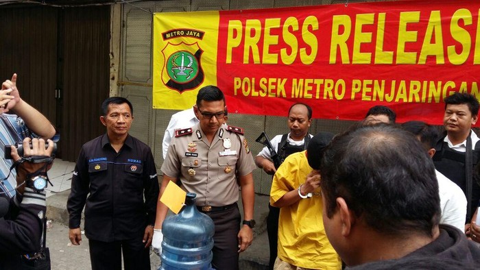 Cemburu, Pria ini Sekap dan Gunting Rambut Pacarnya