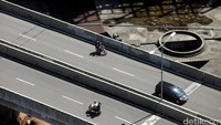 Pemotor melintas di Jalan Layang Non-tol Tanah Abang-Kampung Melayu.