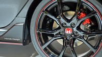 Dalam versi prototipe, Civic Type R terbaru ini hadir dengan tema hitam-merah yang agresif.