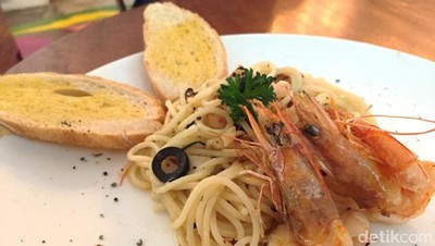 Slurrpp! Enaknya Menyeruput Iced Latte Ditemani Spaghetti Aglio Olio di Sini