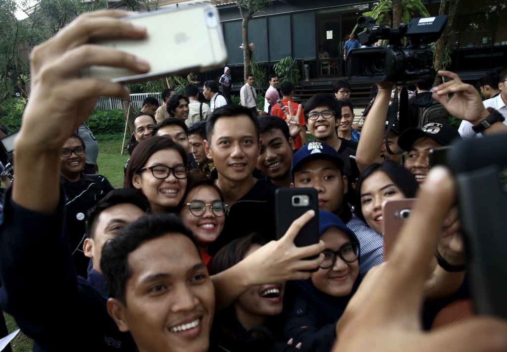 Wartawan berfoto bersama Agus Harimurti (Hasan/detikcom)