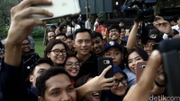Di kesempatan itu, Agus juga terlihat asyik selfie bersama para awak media.