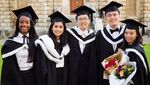 Wajah Bahagia Maudy Ayunda Lulus di Oxford