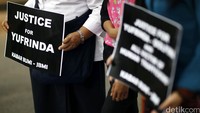 Keluarga Besar Buruh Migran Indonesia (Kabar Bumi) dan Jaringan Buruh Migran Indonesia (JBMI) juga membawa sejumlah poster. Salah satunya bertuliskan Justice for Yufrinda.