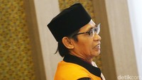 Dalam bekerja, Artidjo tidak mengenal jam kerja. Sebagai pejabat negara, ia kerja siang malam. Etos kerjanya luar biasa, dia bekerja keras siang malam menyelesaikan berkas perkara dengan penuh keikhlasan, tanpa pernah mengeluh atas beban kerja yang berat, kata hakim agung Salman Luthan.