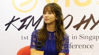 So Hyun tampil dengan blus biru semi transparan dan rok biru bermotif warna-warni serta heels berwarna nude. Raisha Anazga/detikHOT.