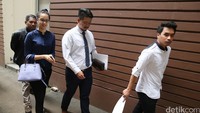Saat datang Anya didampingi sang kekasih Okky Raditya dan tim kuasa hukumnya.