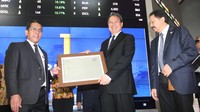 Direktur Penilaian Perusahaan PT Bursa Efek Indonesia, Samsul Hidayat (kiri) disaksikan Direktur Bursa Efek Indonesia, Tito Sulistio menyerahkan penghargaan predikat IDX Top Ten Blue 2016 kepada Direktur Independen PT Astra International Tbk, Gunawan Geniusahardja seusai pembukaan perdagangan di Main Hall, Gedung BEI, Jakarta, Senin (3/10). Pool/dok. Astra.